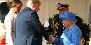 Η βασίλισσα Ελισάβετ με τον Αμερικανό Πρόεδρο. Φωτογραφία: AP