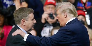 O Ντόναλντ Τραμπ και ο υποψήφιος Ρεπουμπλικανός βουλευτής της Πενσιλβάνια