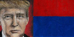 Γκράφιτι του Τραμπ με φόντο τη Σερβική σημαία κάπου στο Βελιγράδι -Φωτογραφία: AP Photo/Darko Vojinovic