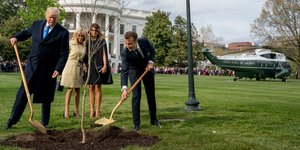 Τραμπ και Μακρόν φυτεύουν τη βελανιδιά στο Λευκό Οίκο /Φωτογραφία: ΑΡ