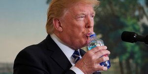 Ο Ντόναλντ Τραμπ προσπαθεί να πιει νερό από το πλαστικό μπουκάλι. Φωτογραφία: AP/Pablo Martinez Monsivais