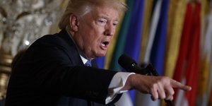 Οι περισσότεροι Αμερικανοί δεν εμπιστεύονται τον Τραμπ (Φωτογραφία: AP/ Evan Vucci)