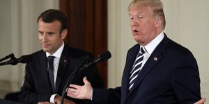 Ο Εμανουέλ Μακρόν με τον Ντόναλντ Τραμπ (Φωτογραφία: AP/ Evan Vucci)