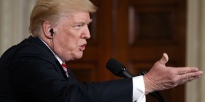 Τα σχέδια του Τραμπ προκαλούν ανησυχία στους Ευρωπαίους (Φωτογραφία: AP/ Evan Vucci)