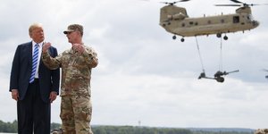 Ο Ντόναλντ Τραμπ με Αμερικανό στρατηγό (Φωτογραφία: AP/ Carolyn Kaster)