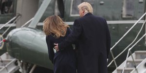 Η στιγμή που ο Τραμπ συγκρατεί την Μελάνια για να μην πέσει (Φωτογραφία: AP/ Pablo Martinez Monsivais)