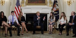 Ο Ντόναλντ Τραμπ συνομιλεί με επιζώντες από το μακελειό στη Φλόριντα (Φωτογραφία: AP/ Carolyn Kaster)