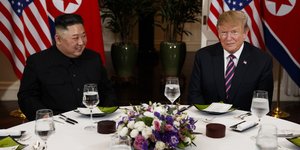 Ο Τραμπ με τον Κιμ/ Φωτογραφία: AP- Evan Vucci