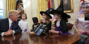 Ο Τραμπ με παιδιά δημοσιογράφων (Φωτογραφία: AP/ Pablo Martinez Monsivais)