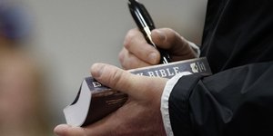 Ο Ντόναλντ Τραμπ υπογράφει αντίτυπο της Βίβλου/ Φωτογραφία: ΑP- Carolyn Kaster