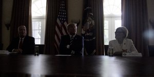 Ο Ντόναλντ Τραμπ στο σκοτάδι (Φωτογραφία: AP/ Andrew Harnik)