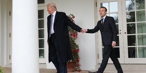 Ο Ντόναλντ Τραμπ με τον Εμανουέλ Μακρόν (Φωτογραφία: AP/ Pablo Martinez)