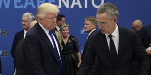 Ο Τραμπ με τον Στόλτενμπεργκ (Φωτογραφία: AP/ Matt Dunham)