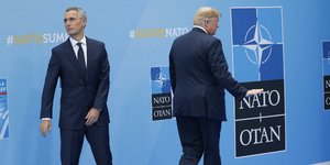 Ο Ντόναλντ Τραμπ με τον Γενς Στόλτενμπεργκ (Φωτογραφία: AP/ Pablo Martinez Monsivais)