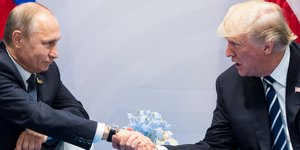 Από παλαιότερη συνάντηση Τραμπ-Πούτιν -Φωτογραφία: AP