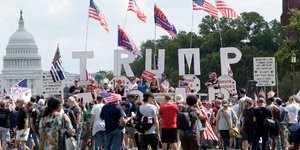 «Τρεις κι ο κούκος» στη συγκέντρωση υπέρ του προέδρου των ΗΠΑ στην Ουάσιγκτον (Φωτογραφίες: ΑΡ) 