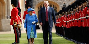 Ο Ντόναλντ Τραμπ και η βασίλισσα Ελισάβετ/ Φωτογραφία AP images