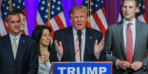 (ο Ντόναλντ Τραμπ με τον πρώην πλέον επικεφαλής της προεκλογικής του εκστρατείας