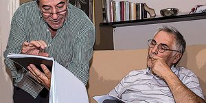 Ο Θεοδόσης Πελεγρίνης γράφει και παίζει στην παράσταση «Το τρύπιο βαρέλι»