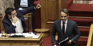 Φωτιά στην αντιπαράθεση για την Συνταγματική Αναθεώρηση στη Βουλή μεταξύ Τσίπρα-Μητσοτάκη -Φωτογραφία: EUROKINISSI/ΓΙΩΡΓΟΣ ΚΟΝΤΑΡΙΝΗΣ