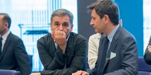 Οι κ.κ. Ευκλείδης Τσακαλώτος και Γιώργος Χουλιαράκης -Φωτογραφία: © European Union