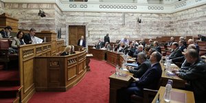Ο Ευκλείδης Τσακαλώτος ενημερώνει τους βουλευτές /Φωτογραφία Αρχείου: Intime News