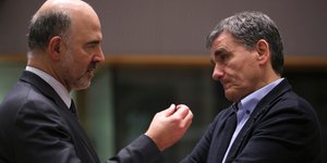 Ο Ευρωπαίος Επίτροπος Οικονομικών Υποθέσεων Πιερ Μοσκοβισί με τον Ελληνα ΥΠΟΙΚ Ευκλείδη Τσακαλώτο / Φωτογραφία: AP Images