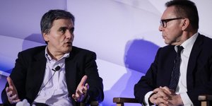 Ο Ευκλείδης Τσακαλώτος με τον Γιάννη Στουρνάρα (Φωτογραφία: EUROKINISSI/ ΓΙΑΝΝΗΣ ΠΑΝΑΓΟΠΟΥΛΟΣ)