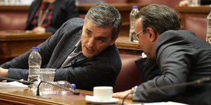 Ο Ευκλείδης Τσακαλώτος με τον Χρήστο Σταϊκούρα/ Φωτογραφία: EUROKINISSI- ΓΙΑΝΝΗΣ ΠΑΝΑΓΟΠΟΥΛΟΣ