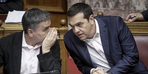 Ο Αλέξης Τσίπρας με τον Ευκλείδη Τσακαλώτο/ Φωτογραφία: EUROKINISSI- ΓΙΩΡΓΟΣ ΚΟΝΤΑΡΙΝΗΣ