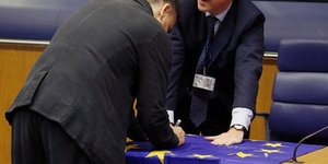 Ολα τα μέλη του Eurogroup υπέγραψαν τη σημαία της ΕΕ για τον Σόιμπλε (Φωτογραφία: ΑΠΕ/ EPA/JULIEN WARNAND)