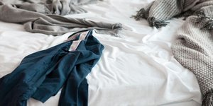 Ενα τσαλακωμένο πουκάμισο πάνω στο κρεβάτι