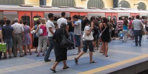Βρήκε στον Ηλεκτρικό τσάντα με 78.000 ευρώ και την παρέδωσε