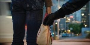 Νεαροί επιτέθηκαν σε έγκυο γυναίκα για να της κλέψουν την τσάντα