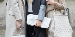 Street style stars ποζάρουν στο φακό/ Φωτογραφία: Shutterstock