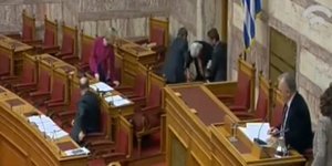 Οταν ο υπουργός Αγροτικής Ανάπτυξης έπεσε από την καρέκλα [βίντεο]