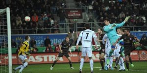 Τερματοφύλακας σκόραρε στις καθυστερήσεις του αγώνα [βίντεο]