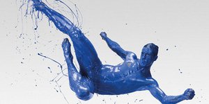 Οι ποδοσφαιριστές της Τσέλσι ημιτσίτσιδοι σε μπανιέρες με μπλε μπογιά [εικόνες]