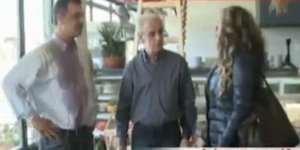 Τηλεπερσόνα έλουσε με κρασί τον αδελφό του Αδωνι και τον αποκάλεσε λουκουμά και