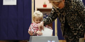 Στις κάλπες οι Τσέχοι (Φωτογραφία: AP/ Petr David Josek)