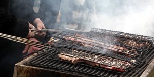 Τσακώνονται στη Μυτιλήνη για την Τσικνοπέμπτη (Φωτογραφία: EUROKINISSI / ΠΑΝΑΓΟΠΟΥΛΟΥ ΓΕΩΡΓΙΑ)