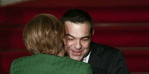 Οι ασπασμοί Τσίπρα-Μέρκελ κατά την υποδοχή στο Μαξίμου -Φωτογραφία: Intimenews/ΛΙΑΚΟΣ ΓΙΑΝΝΗΣ