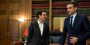 Ο Αλέξης Τσίπρας και ο Κυριάκος Μητσοτάκης σε παλαιότερη συνάντησή τους -Φωτογραφία: EUROKINISSI/ΤΑΤΙΑΝΑ ΜΠΟΛΑΡΗ 