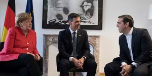 Τριμερής για τον συντονισμό στη διαχείριση των μεταναστευτικών ροών