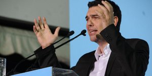 Τσίπρας: Ντιμπέιτ με με συντονιστή ακόμη και τον... Μιχελάκη