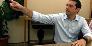 Ο Τσίπρας χτυπάει το χέρι στο τραπέζι: Δεν διώχνω τον Χριστόπουλο από το ευρωψηφ