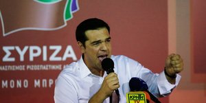Ο Αλέξης Τσίπρας σε προεκλογική συγκέντρωση του ΣΥΡΙΖΑ τον Σεπτέμβριο του 2015 (Φωτογραφία: ΑΡ/Lefteris Pitarakis)