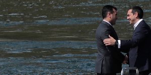 «Ιστορική συμφωνία» μεταξύ Ελλάδας - ΠΓΔΜ. Φωτογραφία: AP
