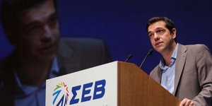 Ο Τσίπρας κάλεσε τους βιομηχάνους να αυξήσουν τον κατώτατο μισθό