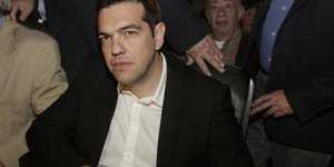 Οταν ο Αλέξης Τσίπρας έπαιζε με κοντό παντελονάκι ανέμελα στις οικοδομές [εικόνε